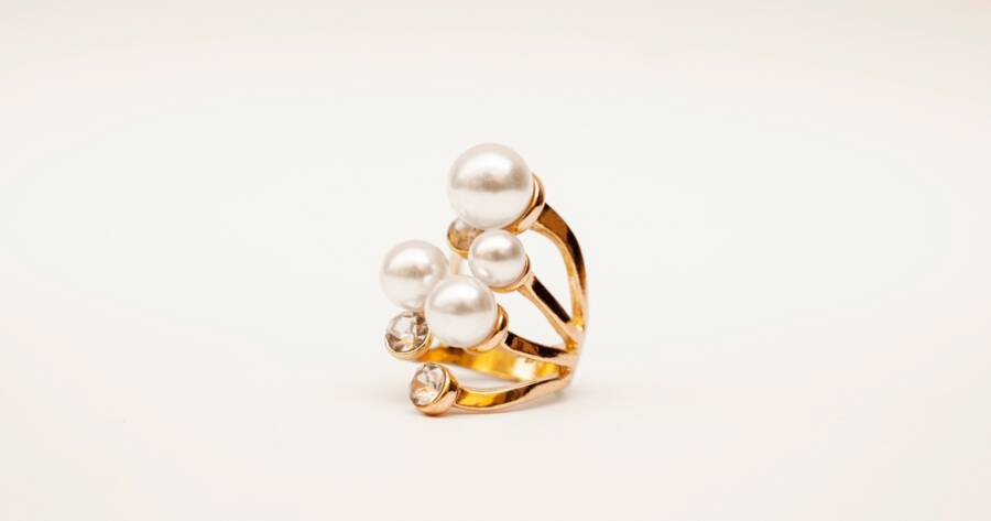 Chunky Wedding Rings Are a Bold Bridal Statement